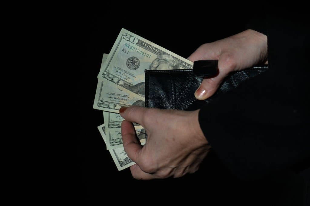 В январе банки продали узбекистанцам 614 млн долларов
