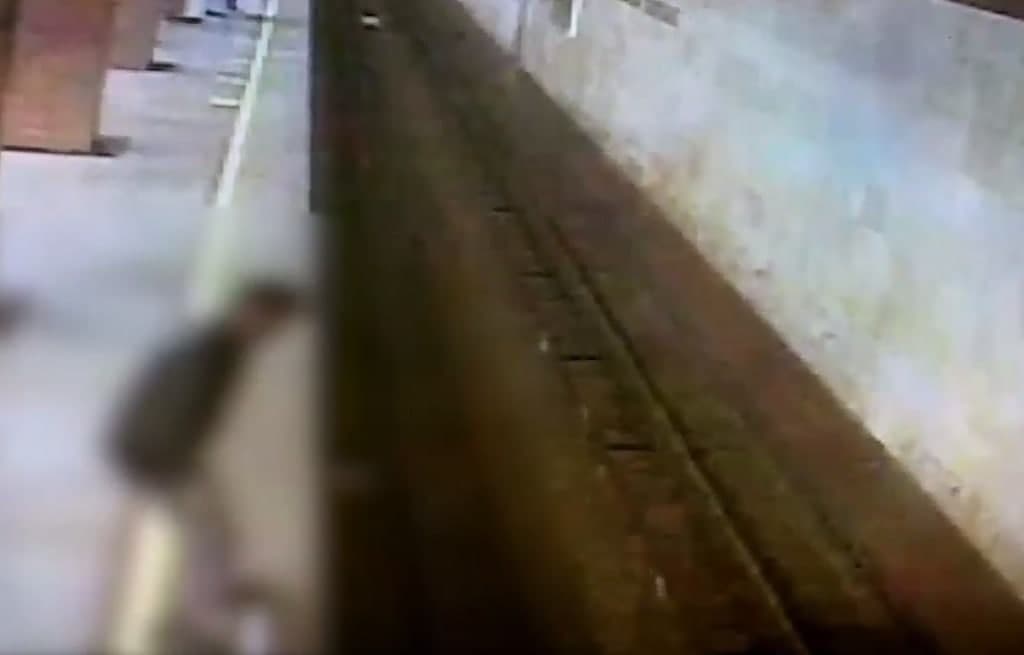 Metroda o‘zini poyezd tagiga tashlagan erkak voqea joyida vafot etgan