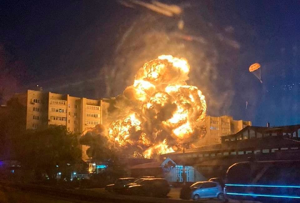 В Краснодарском крае военный самолет упал в жилом квартале