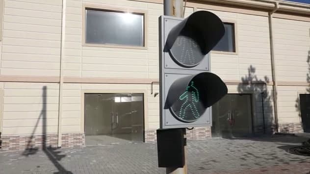 Samarqandda ko‘zi ojizlar maktab-internati oldiga ovozli svetofor o‘rnatildi