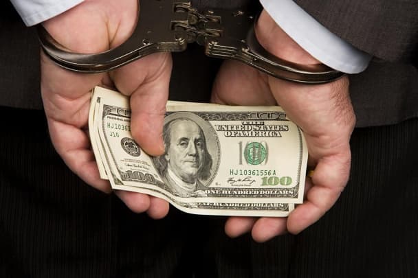 Pop tumani hokimi sobiq o‘rinbosari 6,5 ming dollar bilan ushlandi