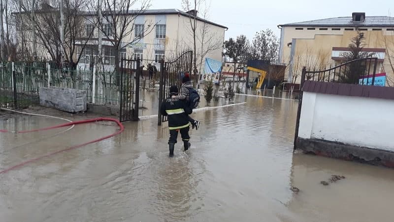 Foto: Kuchli yomg‘ir tufayli Baxt shahridagi xonadonlarni suv bosdi. Aholi vaqtincha ko‘chirilmoqda