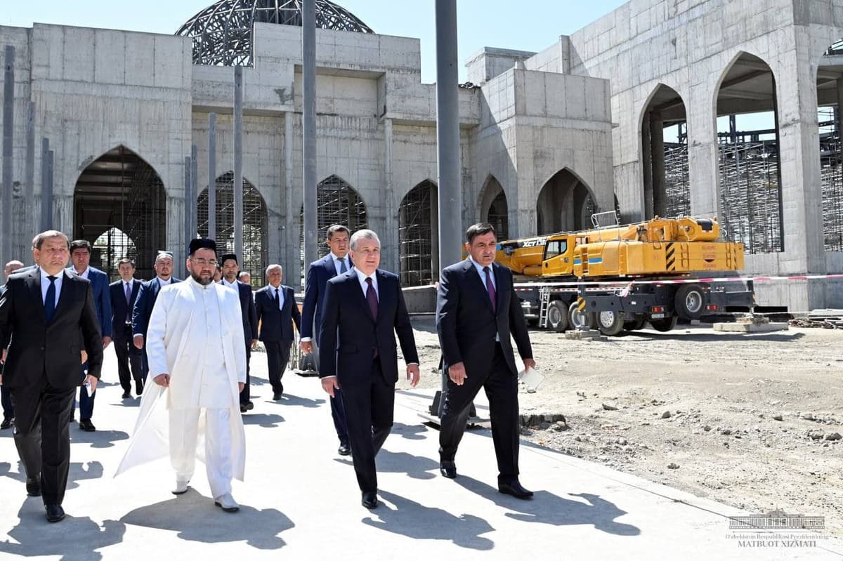 Shavkat Mirziyoyev visits Imam Bukhari mausoleum in Samarkand