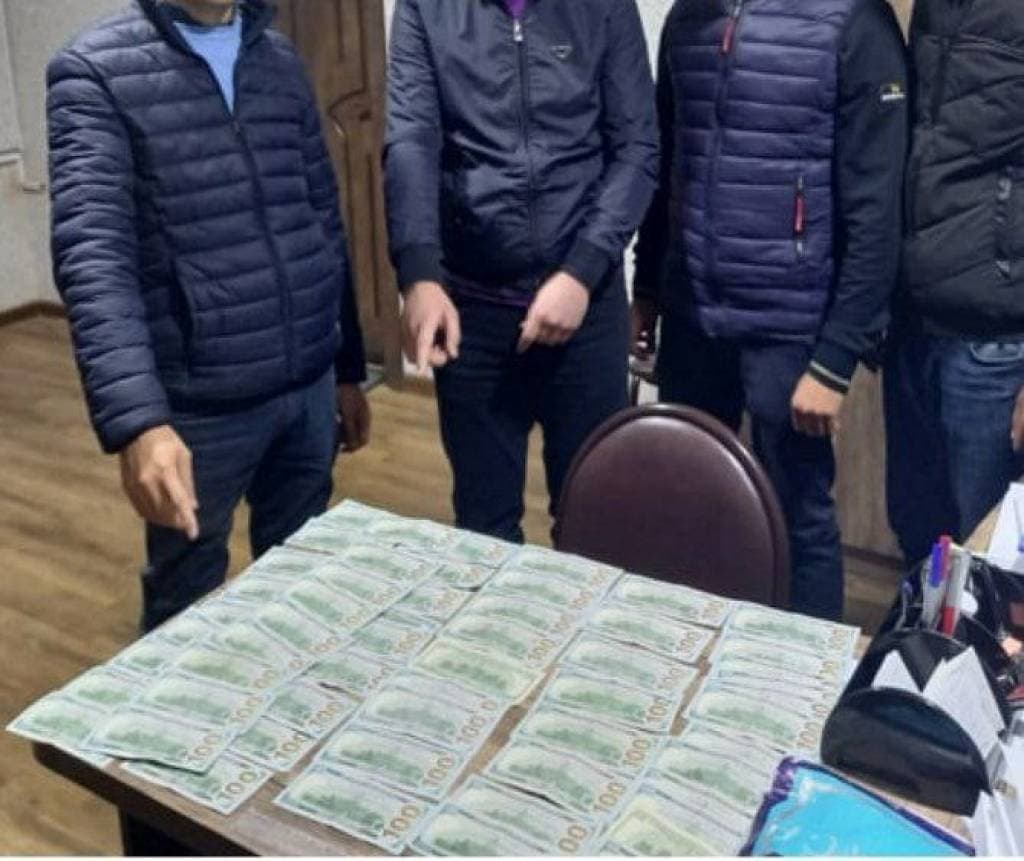 Старший специалист Центра госуслуг вымогал у предпринимателя $12000