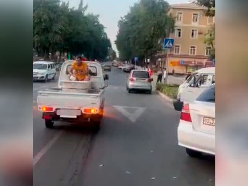 Toshkentda Labo yukxonasida cho‘milib, jamoat tartibini buzgan fuqaro va mashina haydovchisi 10 sutkaga qamaldi
