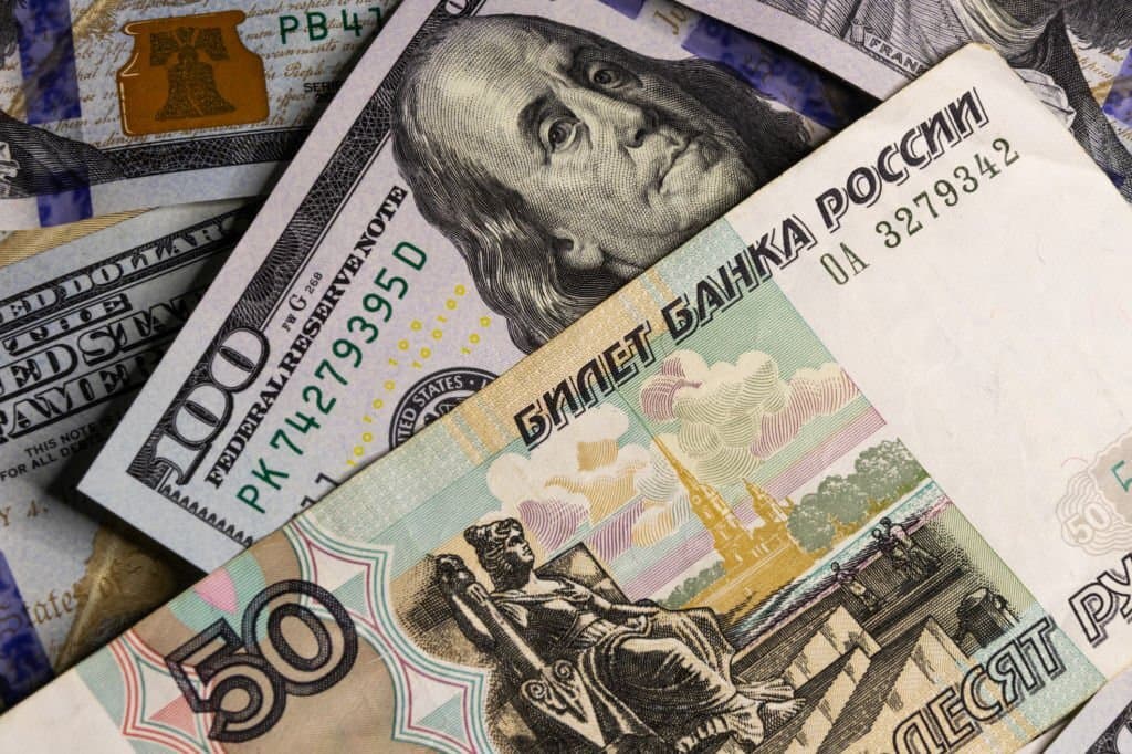 Курс доллара продолжает снижение, рубль дорожает
