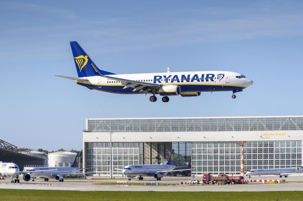 Польшага қочган авиадиспетчер Минскка мажбуран қўндирилган Ryanair рейси бўйича кўрсатма берди