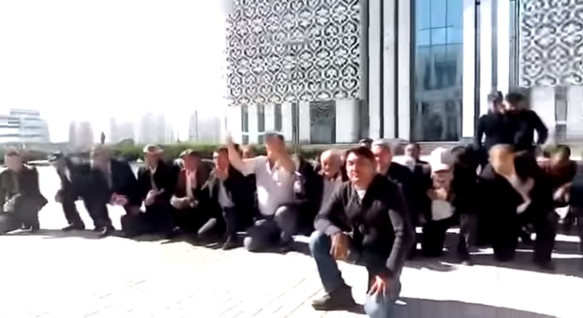 «О мой хан!»: в Казахстане фермеры встали на колени перед администрацией Туркестанской области