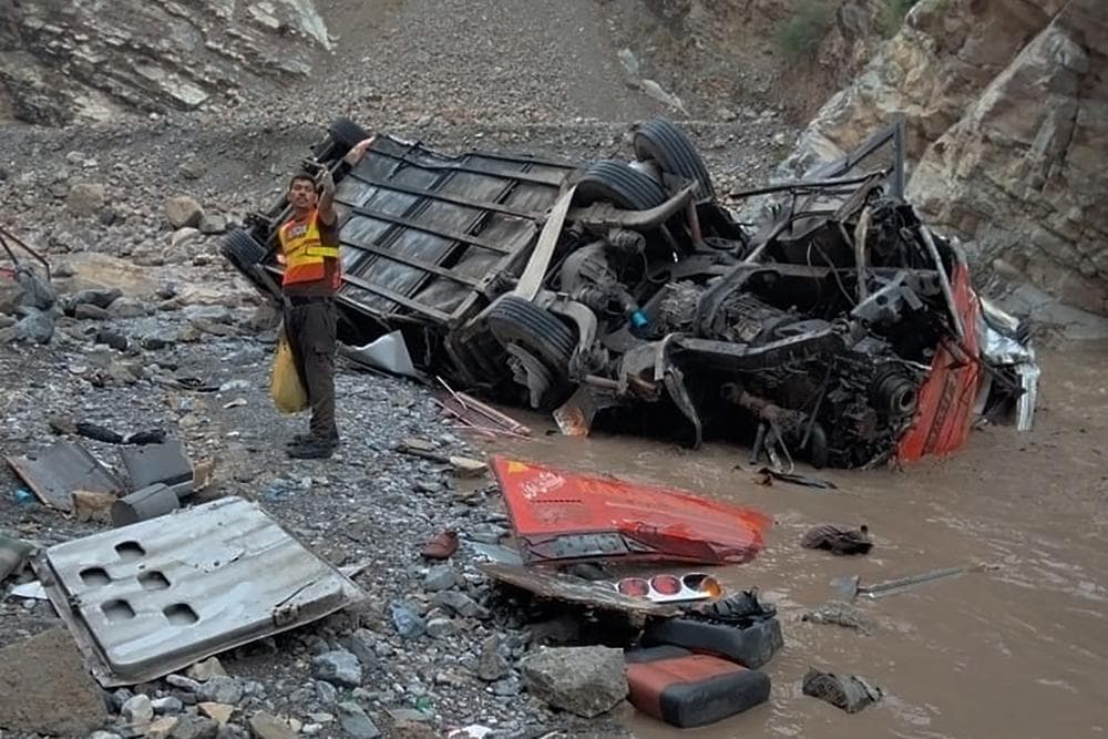 В Пакистане пассажирский автобус сорвался в пропасть. Погибли 19 человек