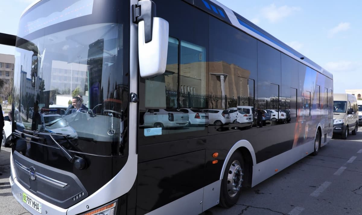 Buxoro shahri ko‘chalarida elektrobus sinab ko‘rilmoqda