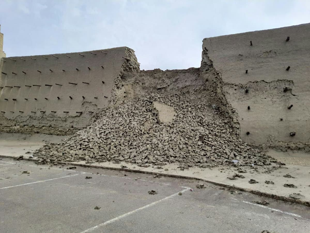 Foto: Buxoroda yog‘ingarchilik tufayli qal’a devorining bir qismi qulab tushdi