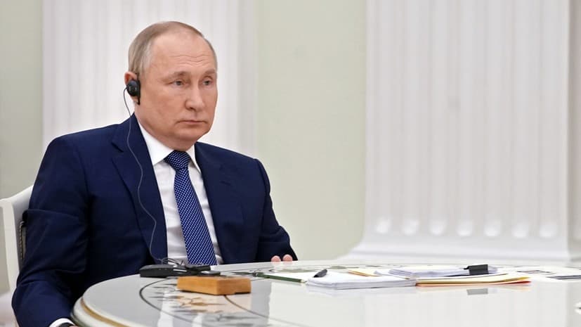 Путин жавоб санкциялари тўғрисидаги фармонни имзолади - Россиядан хорижга валюта чиқариш чекланади