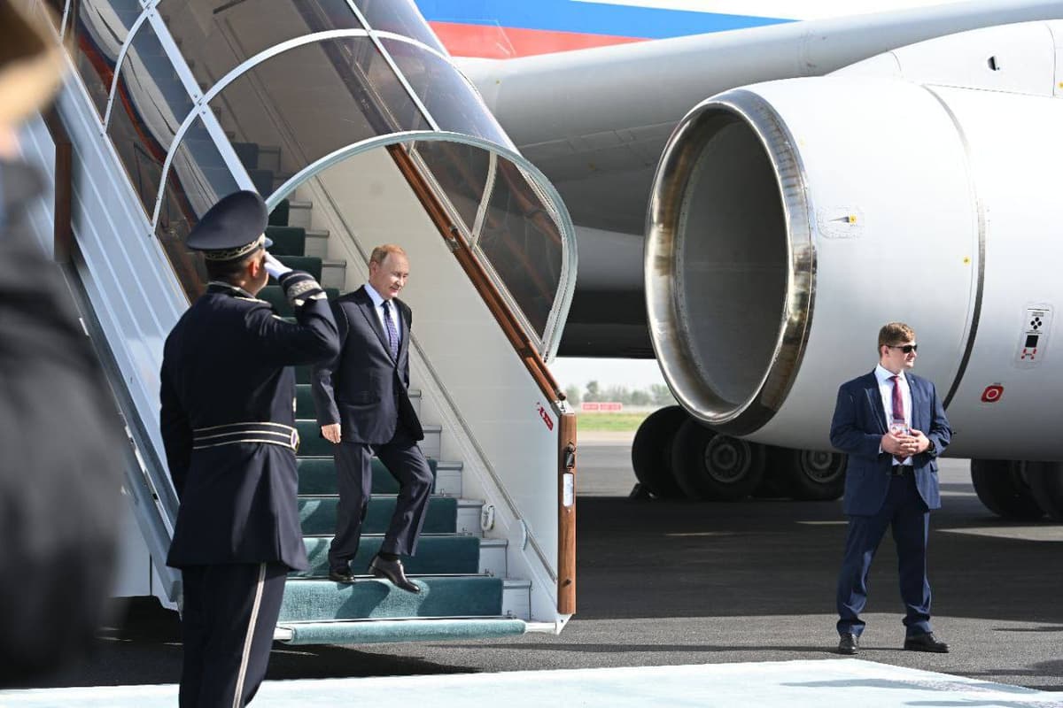 Vladimir Putin Samarqandga yetib keldi