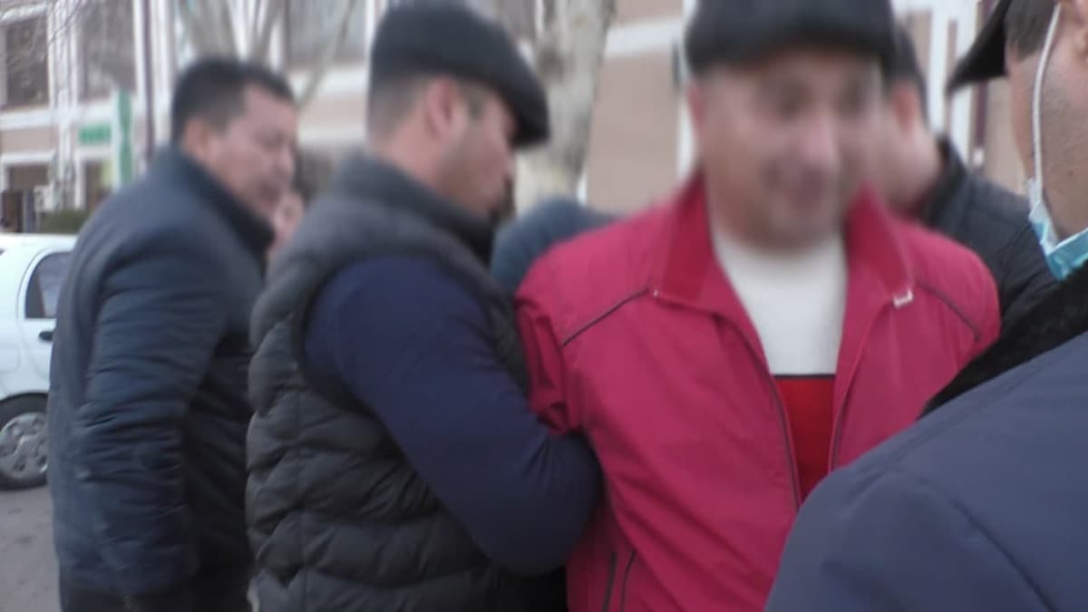 Samarqandda litsenziyasiz kirakashlik qilib kelgan fuqarolardan pul undirish bilan shug‘ullangan guruh ushlandi