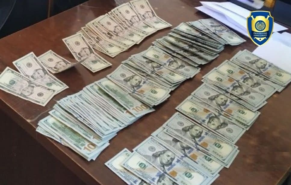 Ҳазорасп тумани ҳокими ўринбосари 12 минг доллар билан ушланди