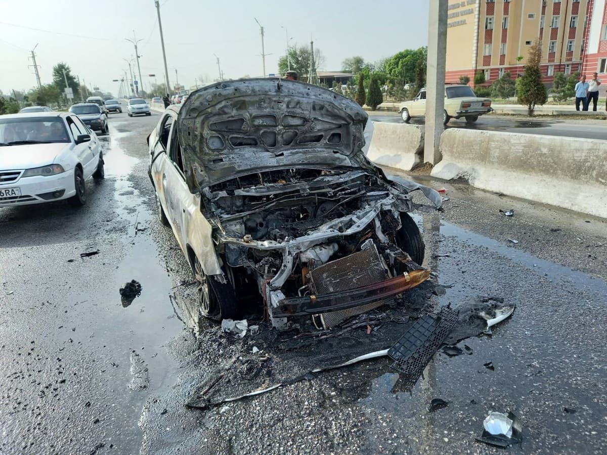 Sirdaryoda yuk mashinasi bilan to‘qnashgan Cobalt yonib ketdi