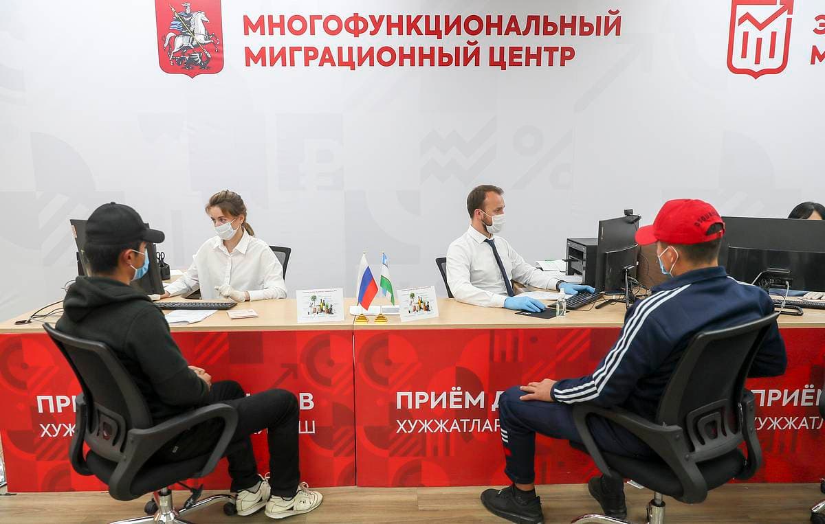 МВД РФ предложило вносить в трудовые договоры мигрантов данные единого документа с чипом