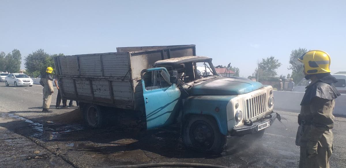 Samarqandda bug‘doy ortib ketayotgan yuk mashinasida yong‘in sodir bo‘ldi
