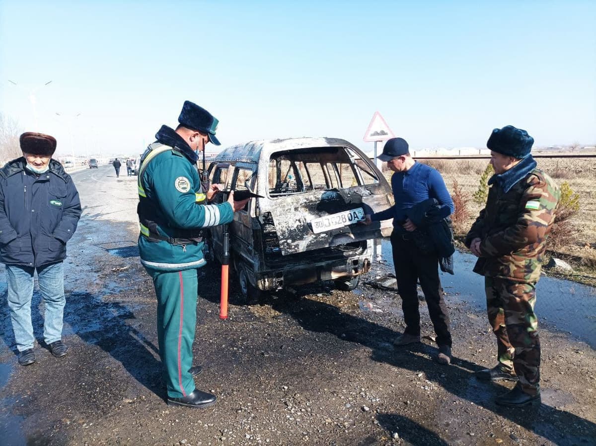 Samarqandda Damas mashinasi yonib ketdi