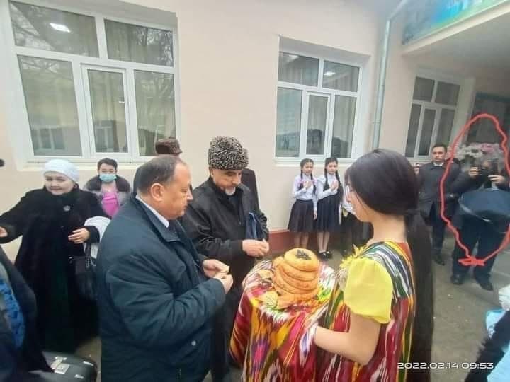 Qibrayda maktab o‘quvchilari yupun kiyimda mehmon kutishga chiqarildi