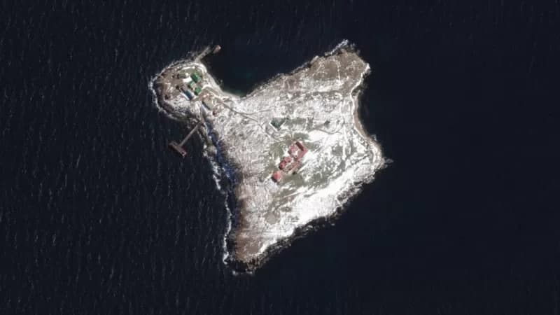 Rossiya Ilon orolini tashlab ketdi. Ukrain armiyasi orolni muntazam ravishda o‘qqa tutayotgandi