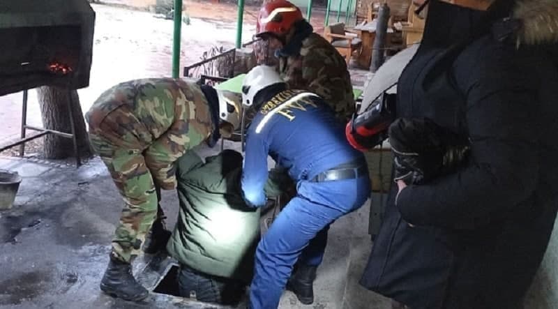 Toshkent viloyatida 16 metrli quduqqa tushib ketgan fuqaro qutqarildi