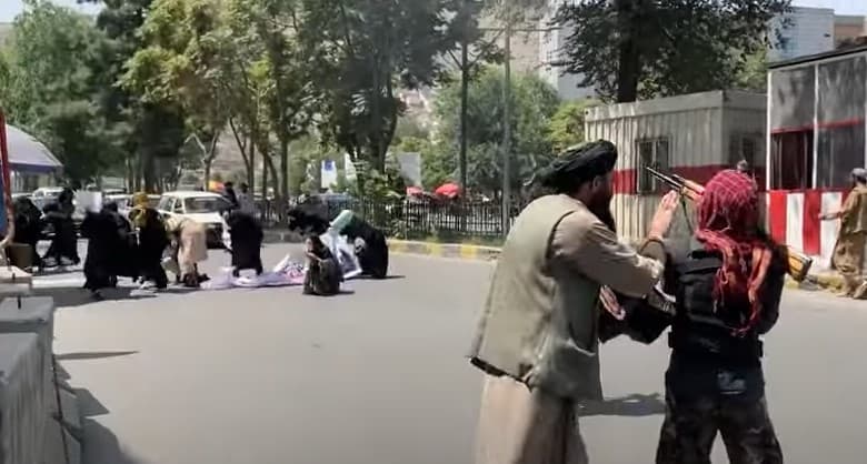 Талибы разогнали женский митинг выстрелами в воздух
