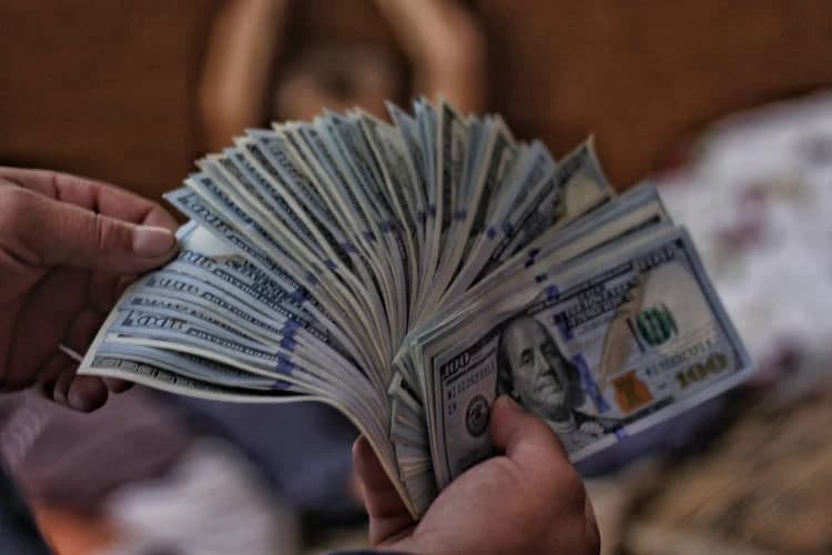 Работник, которому по ошибке начислили 286 зарплат за раз, уволился и исчез