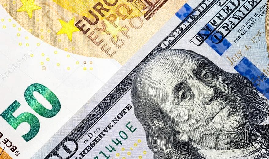 Доллар начал неделю с роста, евро с резкого падения