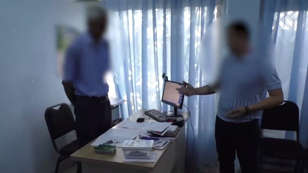 Buxoroda pul evaziga imtihondan o‘tkazib qo‘ymoqchi bo‘lgan avtomaktab o‘qituvchisi qo‘lga olindi