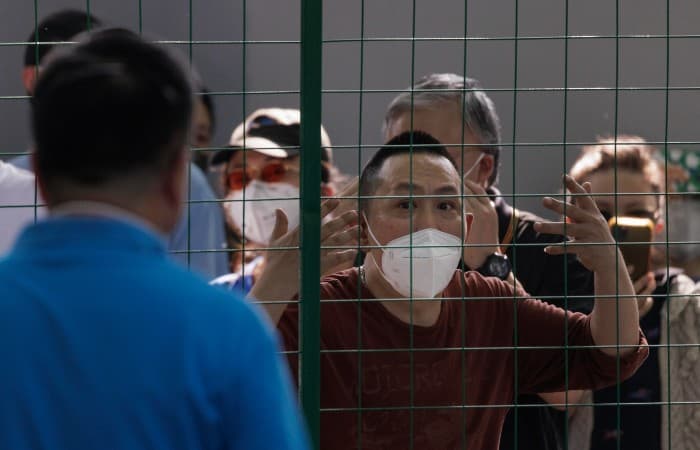 Власти Шанхая вновь начали проверять на COVID-19 почти всех жителей 25-миллионого города