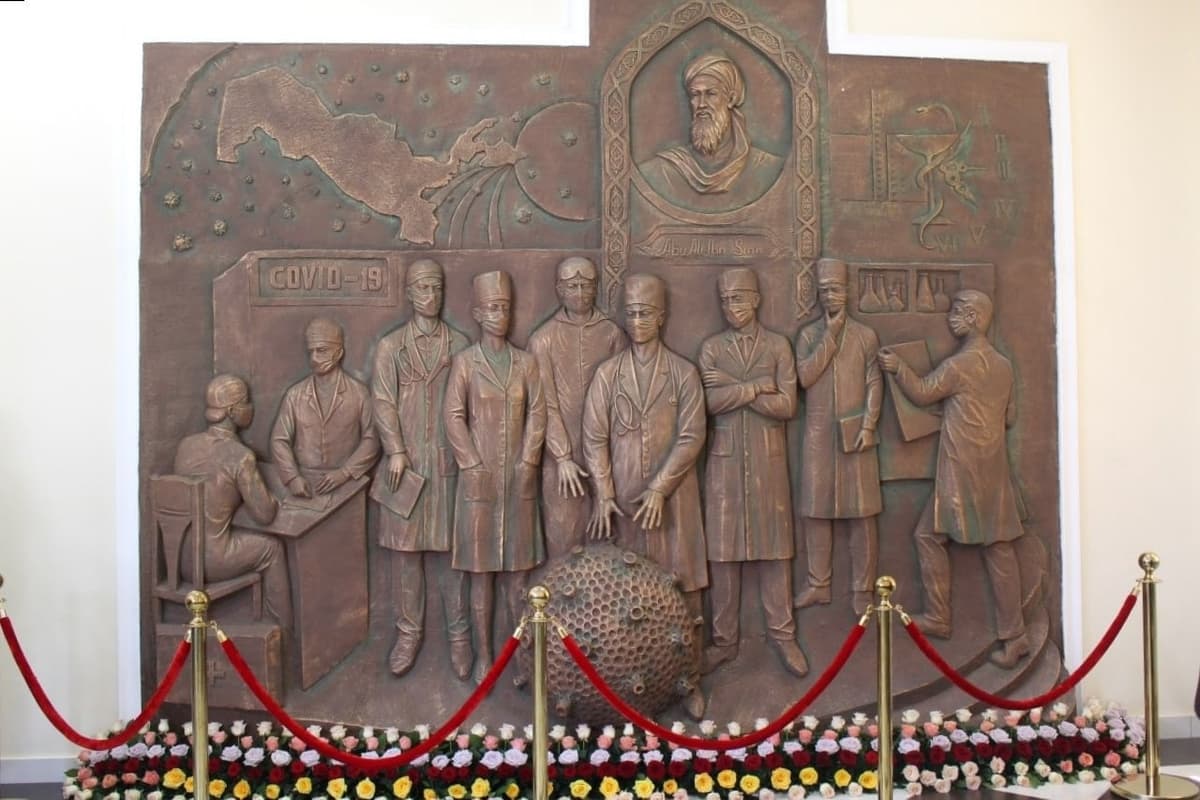 Samarqand davlat tibbiyot universitetida koronavirusga qarshi kurashda qahramonlik ko‘rsatgan tibbiyot xodimlari sharafiga memorial majmua ochildi