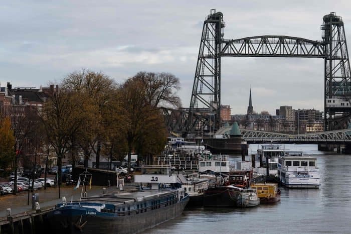 Rotterdamdagi 140 yillik ko‘prik Jyeff Bezosning yaxtasi o‘tishi uchun qisman buziladi