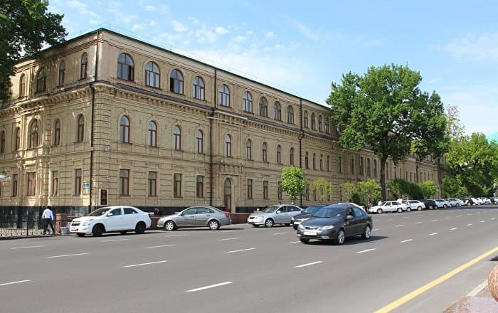 Стены здания Юридического университета, являющегося памятником архитектуры, самовольно подвергнуты механическому воздействию