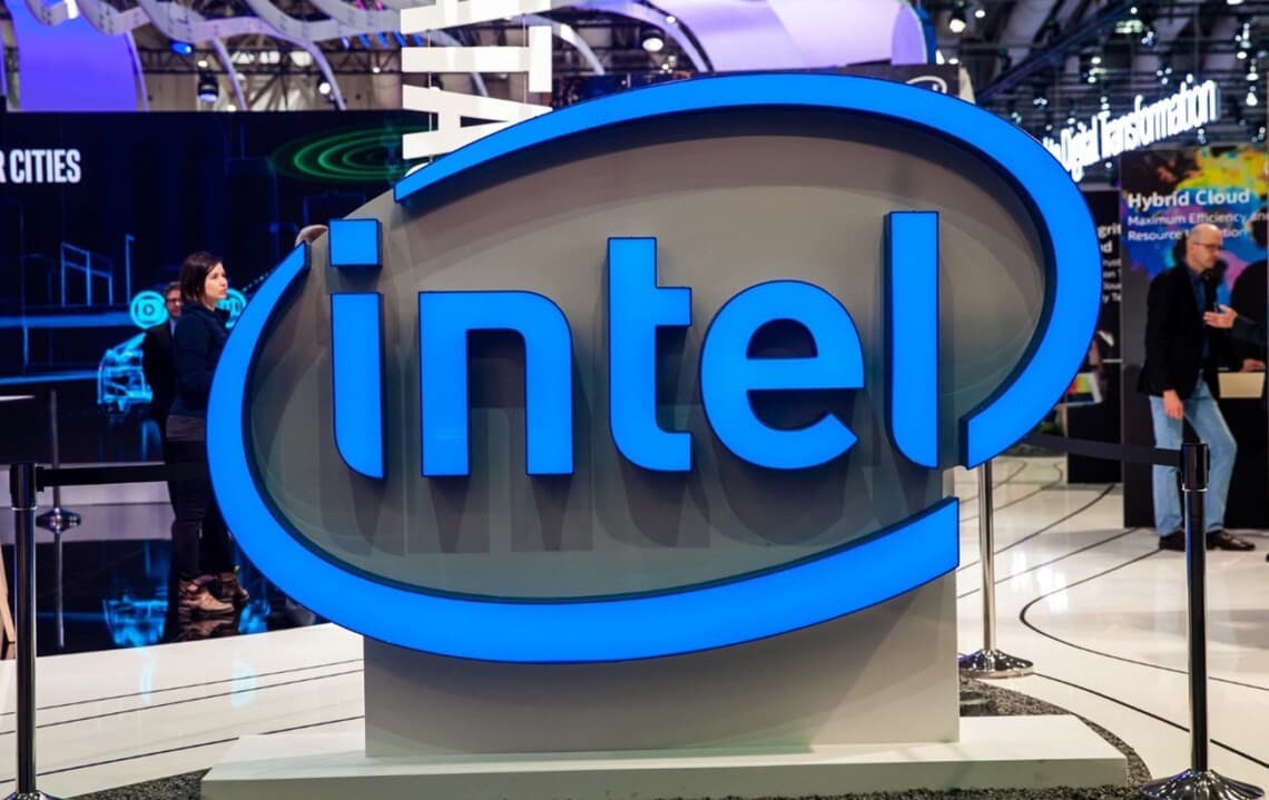 Intel приостанавливает бизнес в России