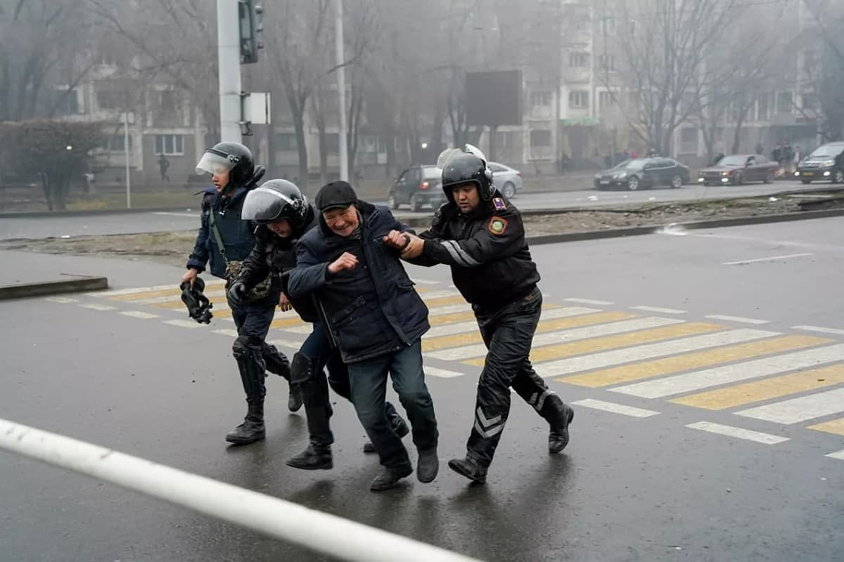 В столице Казахстана ввели чрезвычайное положение