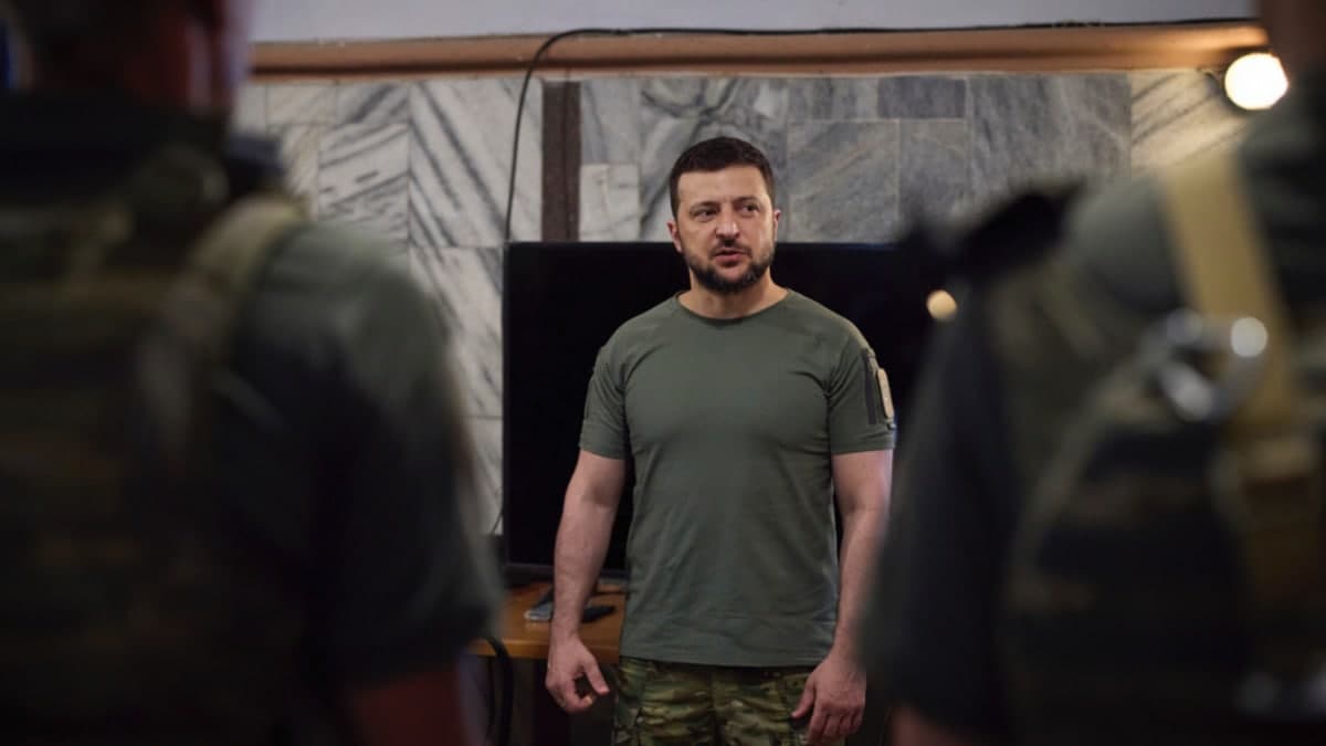 Зеленский УХХ кадрлари текширувдан ўтказилишини эълон қилди