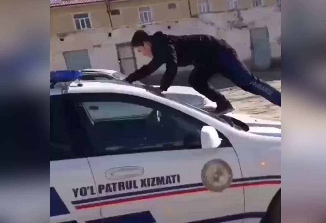 YPX avtomobili ustiga chiqib olgan voyaga yetmagan bolaning otasi jarimaga tortildi