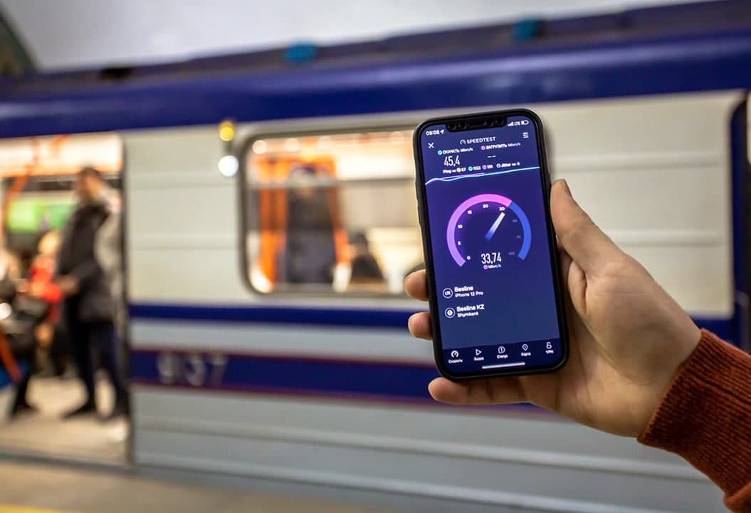 Toşkent metrosida yölovçilar zamonaviy iPhone’lardan faol foydalanişadi, biroq Android yetakçi – Beeline Uzbekistan