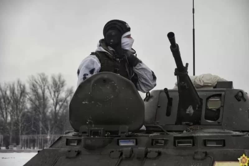 Belarus qo‘shinlarini Ukraina chegarasidan olib ketayotganini ma’lum qildi. Kiyevdagilar «chalg‘ituvchi manyovr» haqida aytmoqda