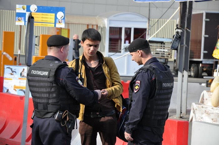 Полицейским РФ временно запретили задерживать узбекистанцев за просроченную регистрацию и выдворять из страны