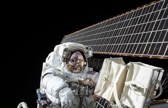 NASA астронавтлари ХКСга қуёш панелларини ўрнатди