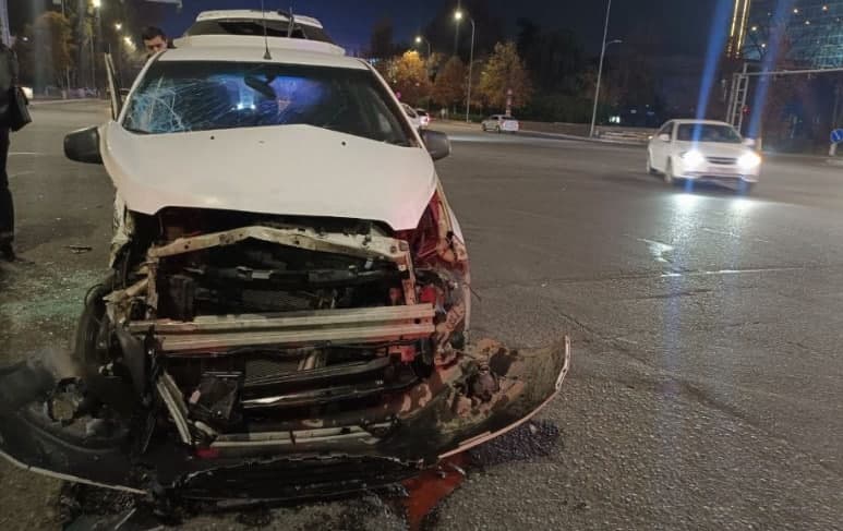 Toshkentda Kia K5 va Spark to‘qnashuvi oqibatida bir kishi jarohatlandi