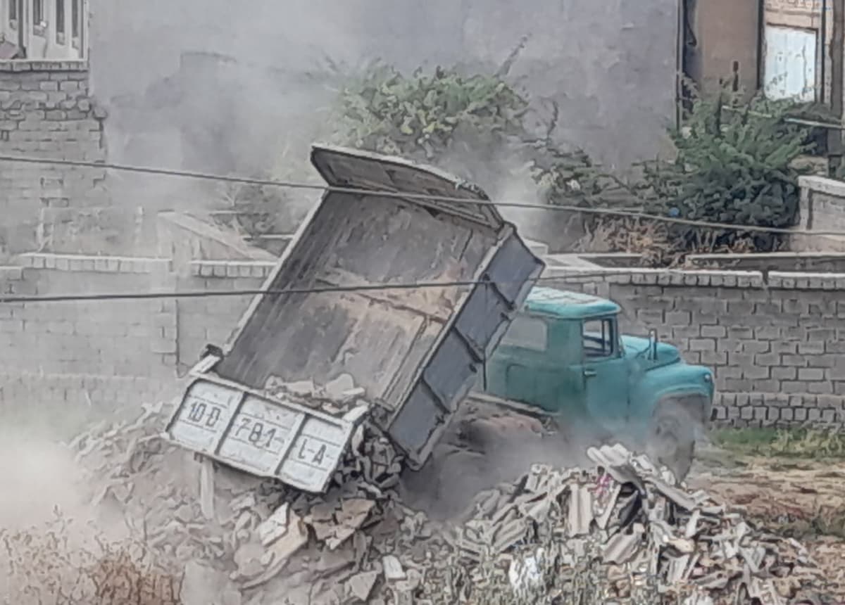 Vehicles of citizens who unloaded garbage twice in an unspecified area in Tashkent being confiscating