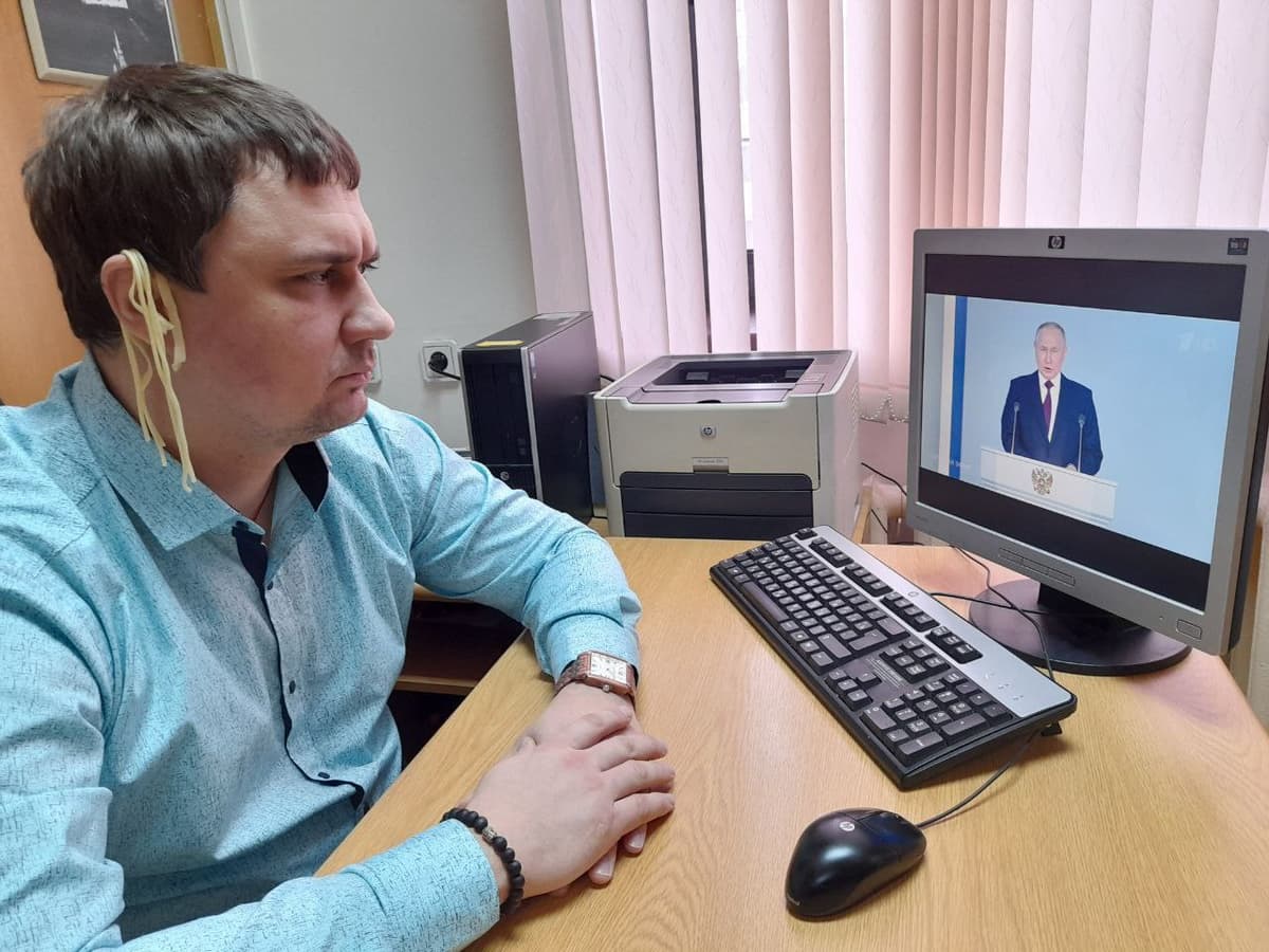 Rossiyalik deputat Putinning murojaati vaqtida qulog‘iga lag‘mon ilib oldi
