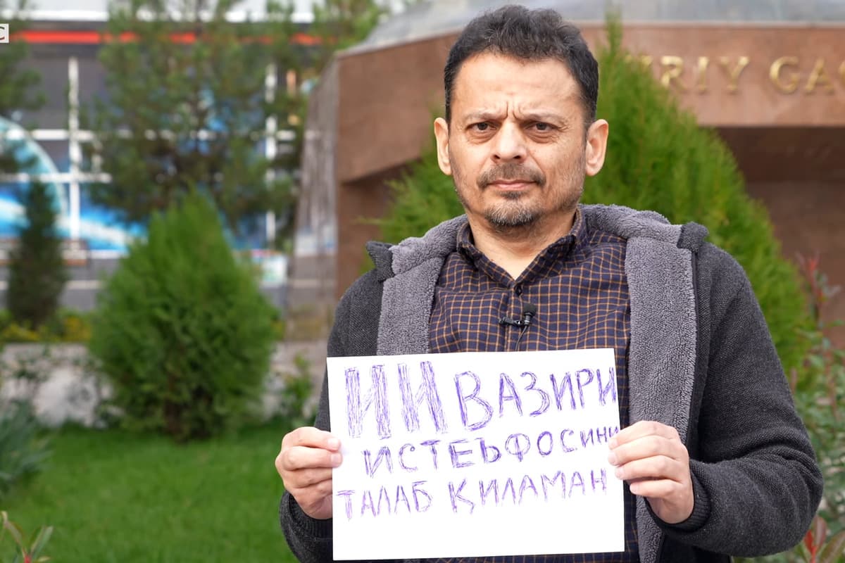 Blogger organizes a picket in Tashkent demanding resignation of MIA head