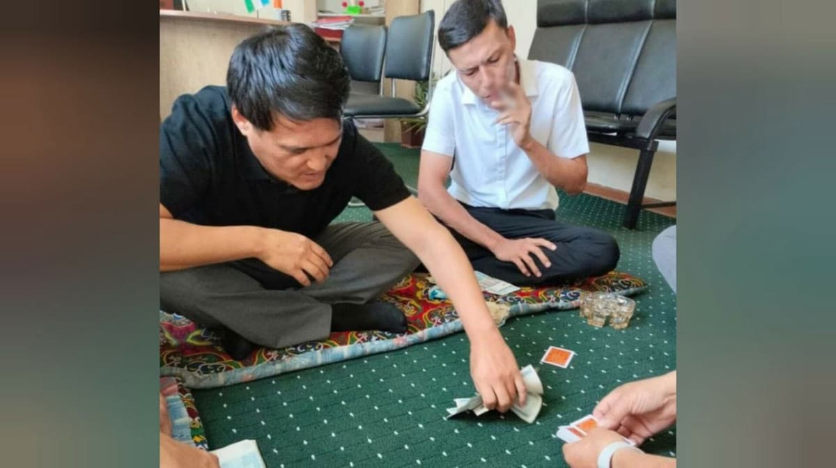 Uchko‘prik tumanida hokimlik xodimlari karta o‘ynayotgani aks etgan surat tarqaldi