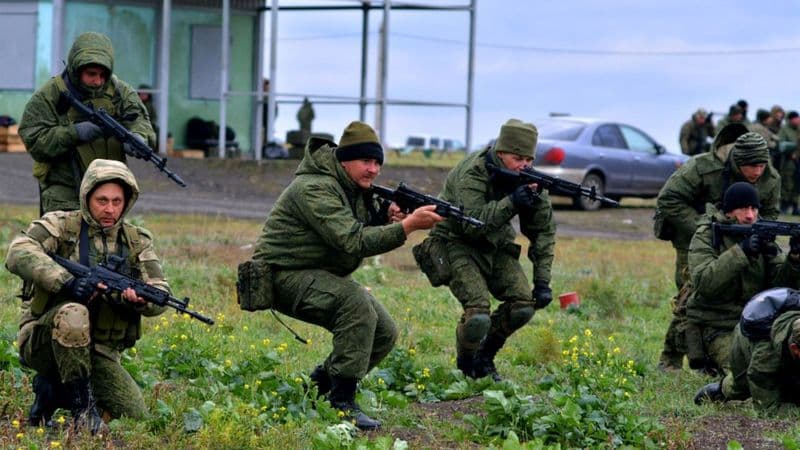 Rossiyada urushda qatnashishdan bosh tortgan migrantlarni fuqarolikdan mahrum qilish taklif etildi