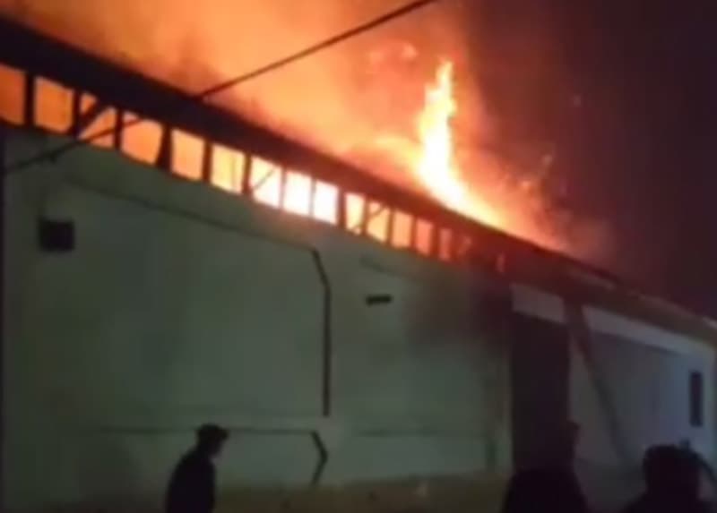 При пожаре в Андижане погибли 3 человека — видео