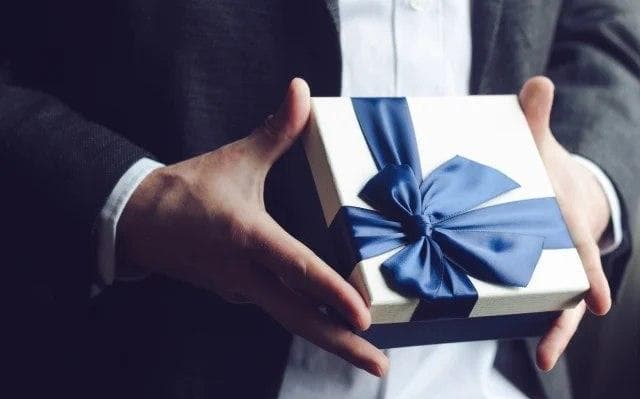 Установлен порядок получения подарков государственными гражданскими служащими